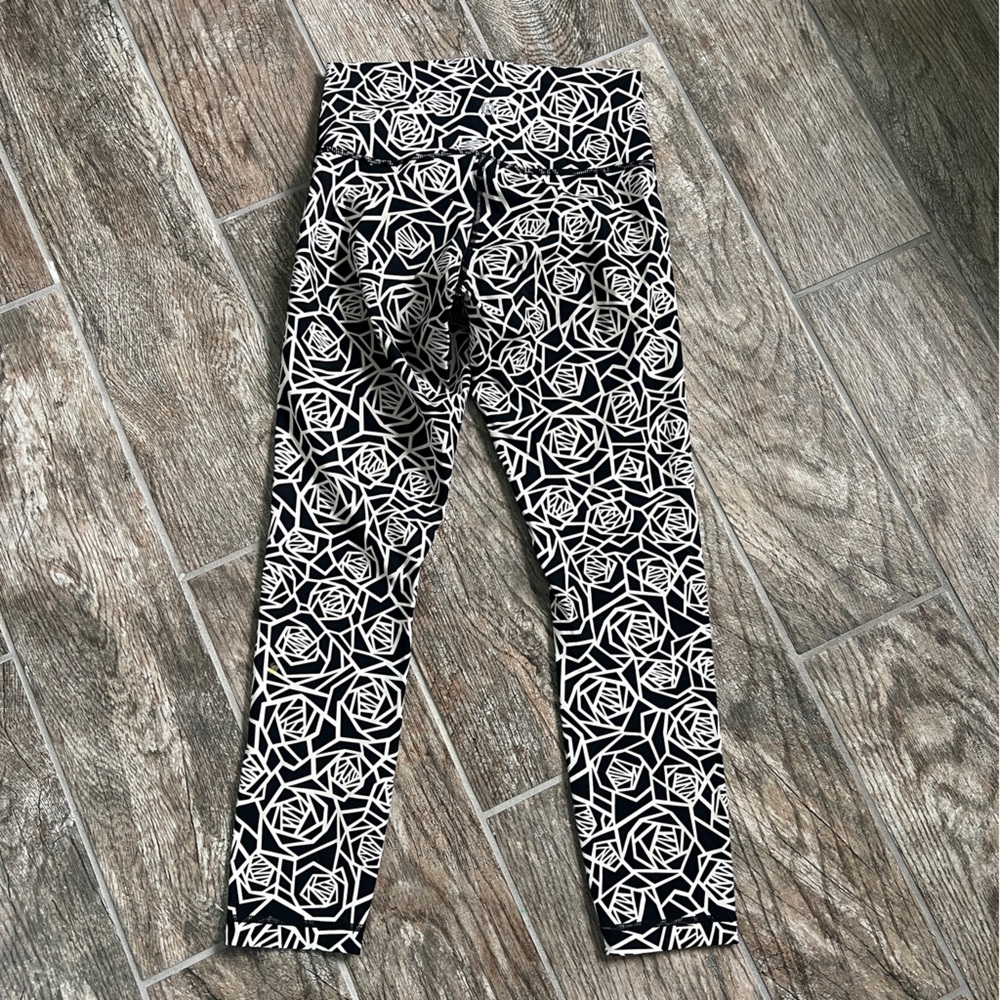 Lululemon Athletica High Times Pant, Geometric Rose Print, Black White, Size 6 - Picture 6 of 7